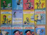 beaucoup de bandes dessinées posées sur la table