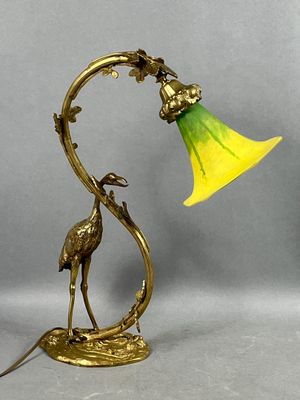 Lampe de bureau, le pied en bronze doré, orné d'un échassier…