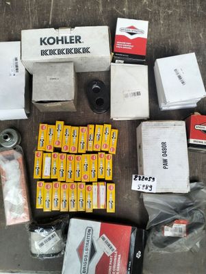 un grand nombre d'objets posés sur une table