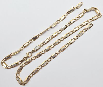 un lot de trois bracelets à chaîne dorés