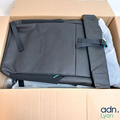 une boîte contenant un ordinateur portable et un sac à l'intérieur