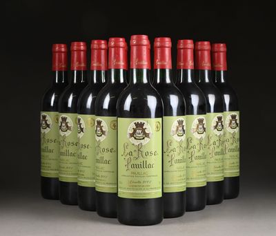 six bouteilles de vin rouge sont alignées