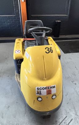 une voiture jaune garée dans un garage