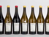 six bouteilles de vin alignées sur une table