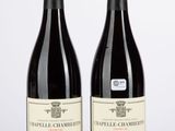 deux bouteilles de vin rouge posées l'une à côté de l'autre sur une table