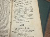 un livre ouvert posé sur une table, avec un marque-page