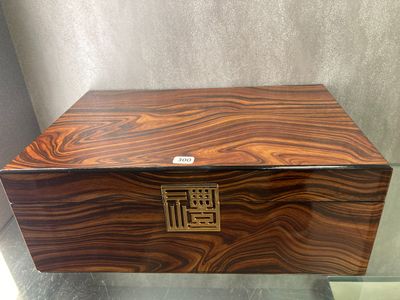 Coffret rectangulaire verni faux bois. - Photo 1