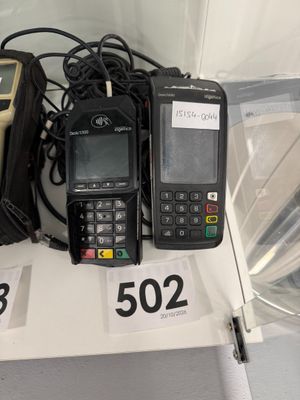 trois téléphones portables posés sur une table