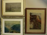 trois tableaux encadrés accrochés au mur du salon
