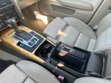 un tableau de bord de voiture équipé d'une radio et d'une télécommande