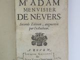 un vieux livre ouvert sur une table