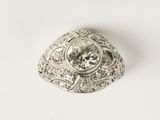 gros plan d'une bague en diamant sur une surface blanche