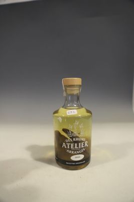 une bouteille d'huile d'olive posée sur un plan de travail