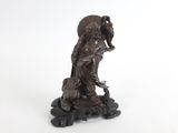 une vieille statue en bronze représentant une femme avec un oiseau sur l'épaule