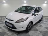 La Ford Fiesta blanche est garée sur un sol à damier.