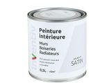 gros plan d'un pot de peinture sur fond blanc