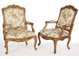 paire de fauteuils en bois sculpté de style Louis XV