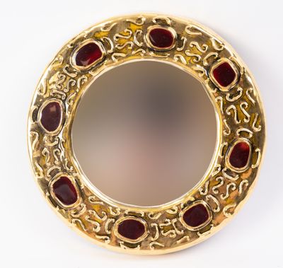 une image montrant un gros plan d'une bague en or sertie de pierres rouges