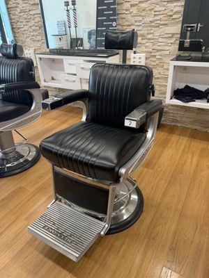 un fauteuil de coiffeur au milieu de la pièce