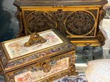 une table en verre sur laquelle se trouvent une boîte et une assiette