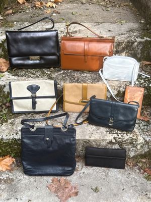 de nombreux modèles de sacs à main posés sur les marches