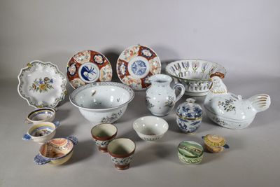 de nombreux types de plats et de bols en porcelaine sur la table