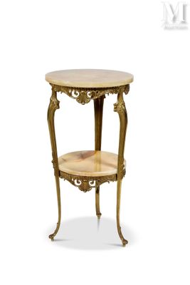 une image d'une table avec un plateau en marbre sur un fond blanc