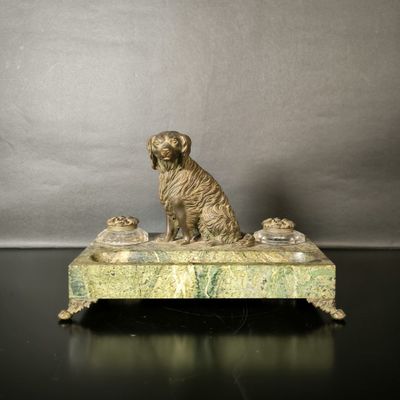 une statue représentant un chien assis sur une table