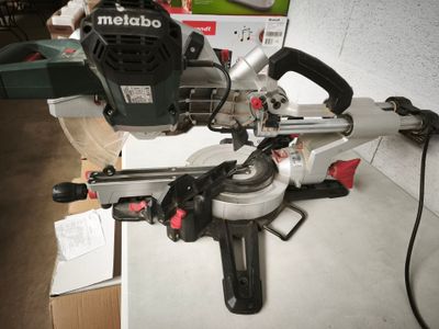 l'image d'une machine posée sur une table