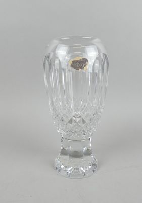 un vase en verre transparent orné d'un motif doré
