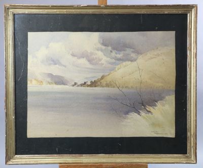 une image représentant un tableau représentant un paysage posé sur un chevalet en bois