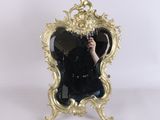 une femme se prenant en photo dans un miroir