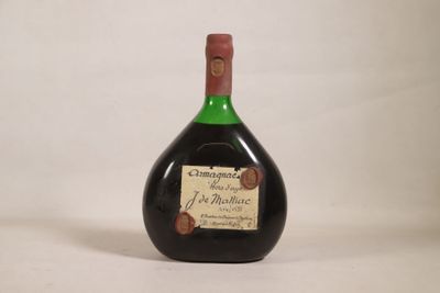une bouteille de vin posée sur une table