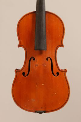 Violon 3/4. Etat : petites cassures sur la table.