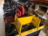 une caisse jaune remplie d'outils dans un entrepôt