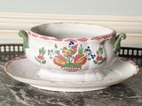 une tasse et une soucoupe posées sur un plateau, lui-même posé sur une table