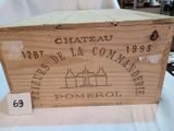une boîte en bois avec une étiquette sur une table