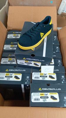 une boîte de chaussures empilées les unes sur les autres