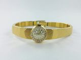 une photo d'une montre pour femme montée sur un bracelet en or