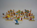 de nombreuses figurines représentant différents personnages sur un fond blanc