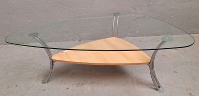 Table basse dessus de verre et tablette mélaminé.