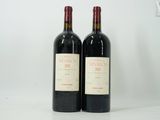 deux bouteilles de vin posées l'une à côté de l'autre sur une table