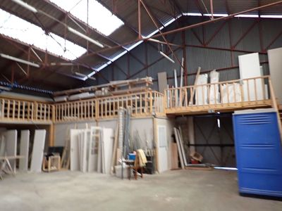 une chambre avec un balcon et un balcon à l'intérieur