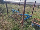 deux vieux outils agricoles qui traînent dans l'herbe