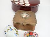 une petite boîte sur laquelle figure une image, à côté d'autres objets