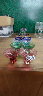 une table sur laquelle sont posés de nombreux verres à vin