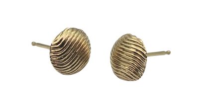 une paire de boucles d'oreilles dorées au motif ondulé
