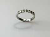 gros plan d'une bague en argent sur une surface blanche