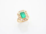 une bague en émeraude et diamant