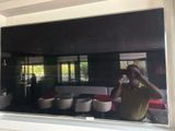 un homme se prenant en photo dans le miroir